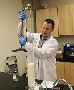 Brandt Anderson conducting a sedimentation test 勃兰特·安德森正在进行沉降试验