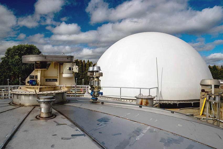 WesTech DuoSphere Dual Membrane digester cover at Cortland New York wastewater treatment plant 纽约Cortland污水处理厂的WesTech DuoSphere双膜消化器盖