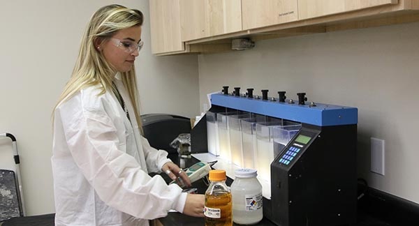 Kayla Mumford conducting jar testing Kayla Mumford正在进行罐子测试