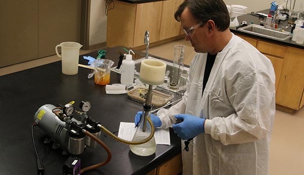 Mike Chambers doing a vacuum filtration procedure 迈克·钱伯斯正在做真空过滤